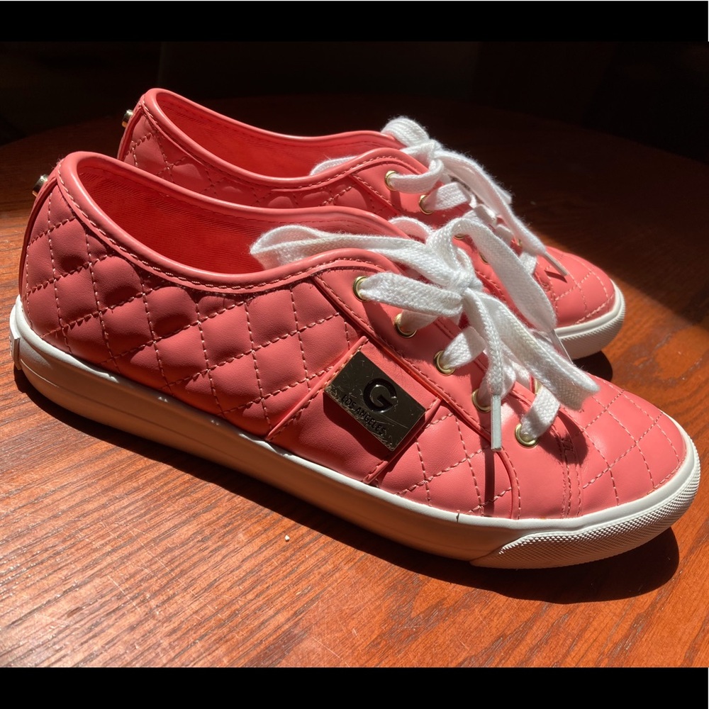 7.5 medium GBG Los Angeles salmon pink sneakers with white laces and rim.